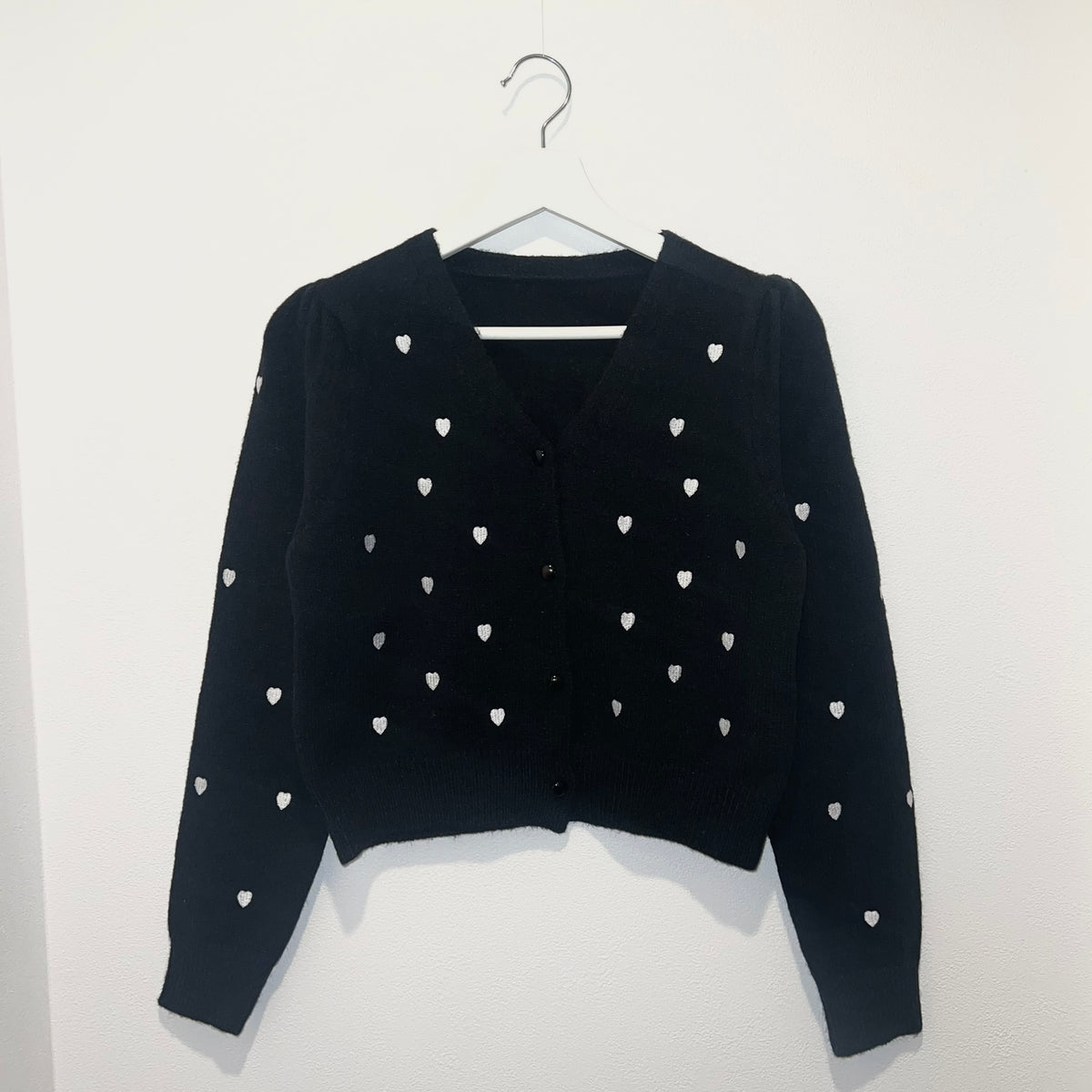 MLB 女性 ハート 全面 クロップ カーディガン NY (Black) ハート刺繍カーディガン【ブラック】
